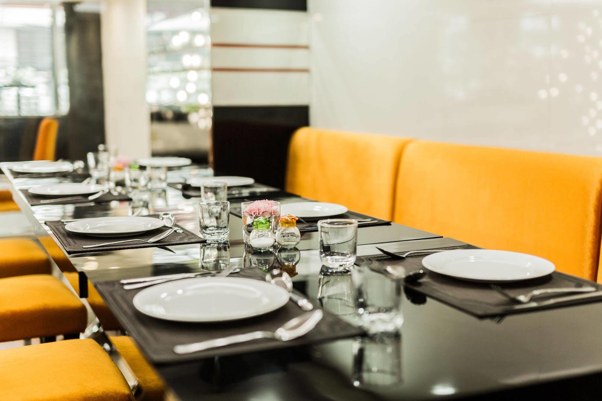 Le Touche Hotel Bangkok Kültér fotó